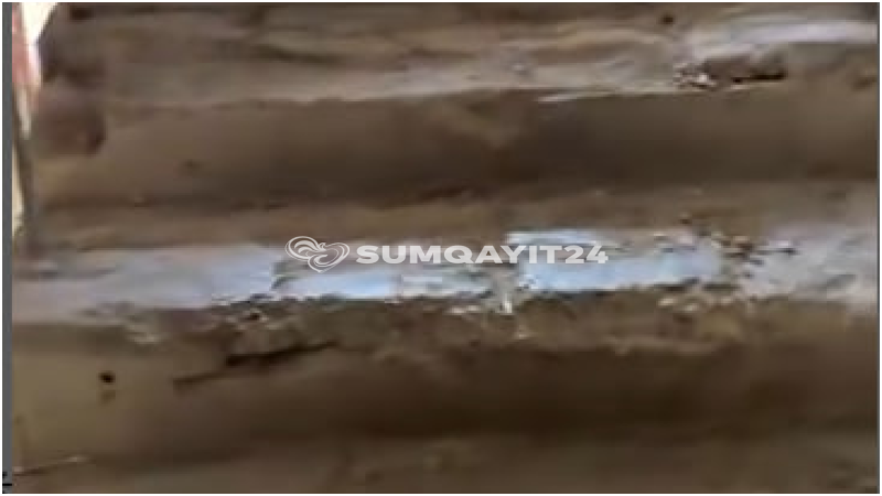 Sumqayıtda sakinləri qorxudan pilləkənlər