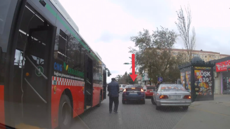 Sumqayıtda avtobus sərnişinləri yolun ortasında düşürməli olur - SƏBƏB
