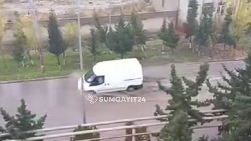 Sumqayıtda yağışın izləri - Küçələri bürüyən gölməçələr