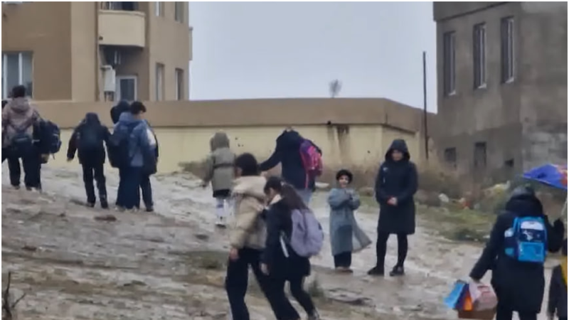 Sarayda uşaqlar məktəb yolunda çətinlik çəkirlər