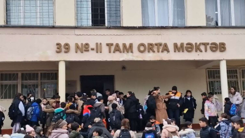 Sumqayıtda qız şagirdlər geyimə görə dərsdən qovulur?