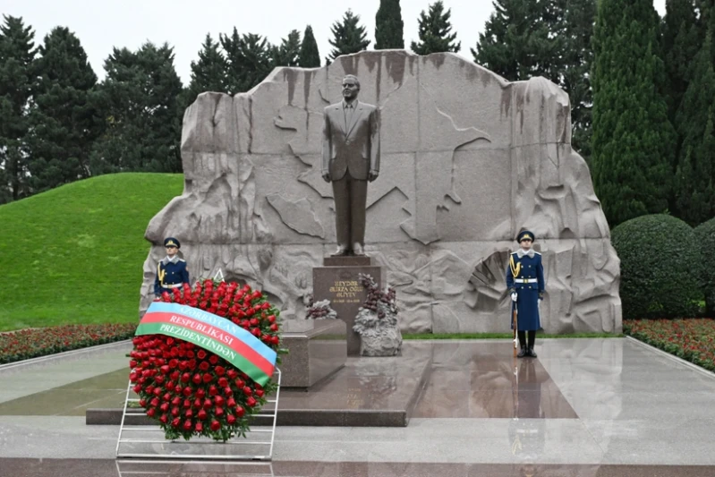 Prezident və birinci xanım Ümummilli Lider Heydər Əliyevin məzarını ziyarət ediblər