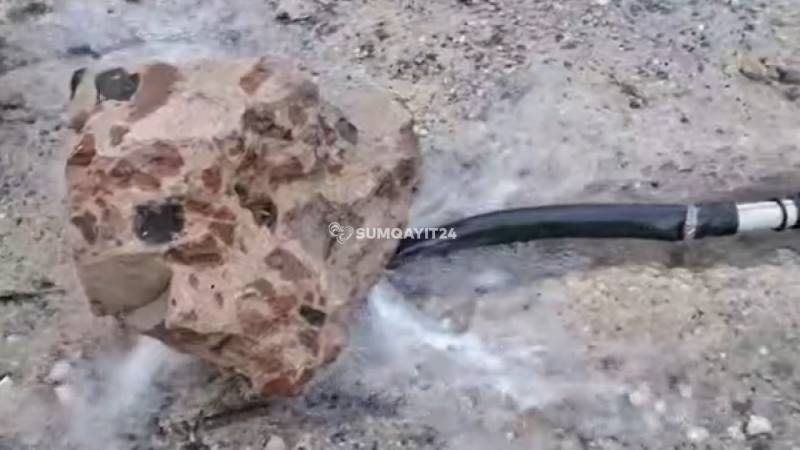 Qənaət edin deyilir, Sumqayıtda isə su isə küçəyə axır…