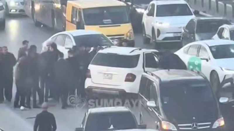 Bakı-Sumqayıt yolunda sərnişin avtobusu maşınla toqquşdu