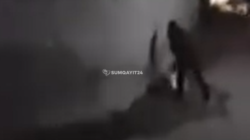 Bu şəxs qonşuların qapısına zibil qoyub QAÇIR