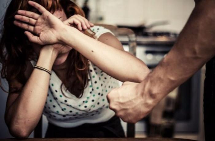 Sumqayıtda kişi arvadını MALA İLƏ DÖYÜB