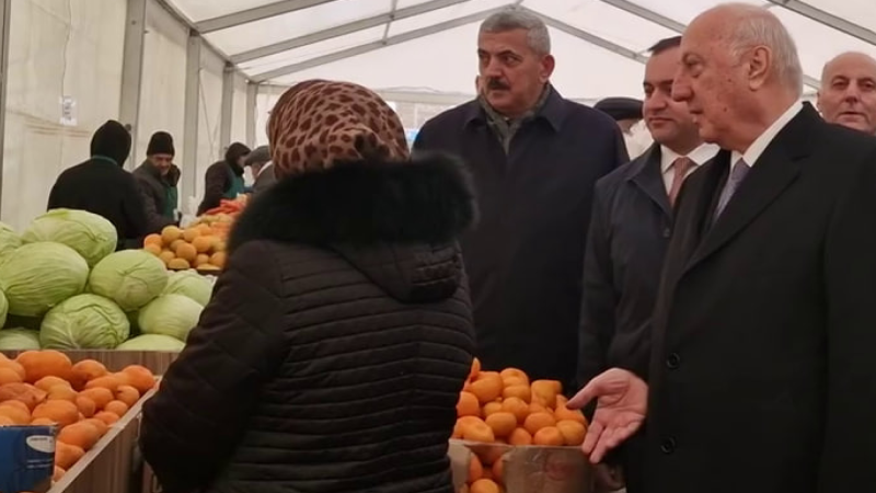 Zakir Fərəcov bayram yarmarkasına gedib