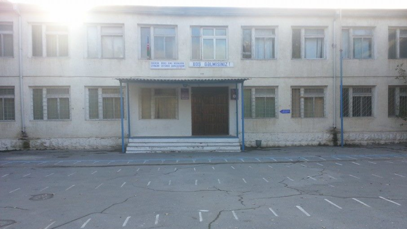 Sumqayıtda sərxoş kişi MƏKTƏBİ YARDI