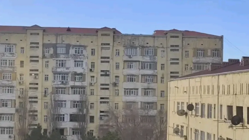 Sumqayıtda binanın damı UÇDU