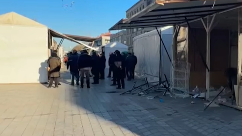 Nizami meydanı: Palatkalar getdi, amma suallar qaldı!