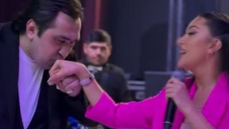 Elton tənqid etdiyi müğənninin ƏLİNDƏN ÖPDÜ