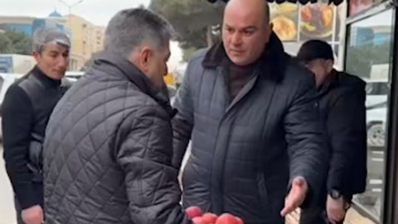 Zakir Fərəcov alma ovuna çıxan məmuru danladı