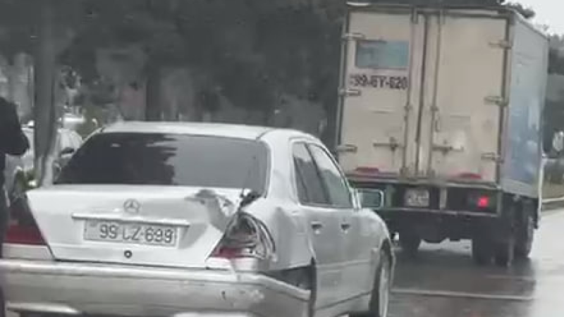 Sumqayıtda minik avtomobili ilə yük maşını TOQQUŞDU
