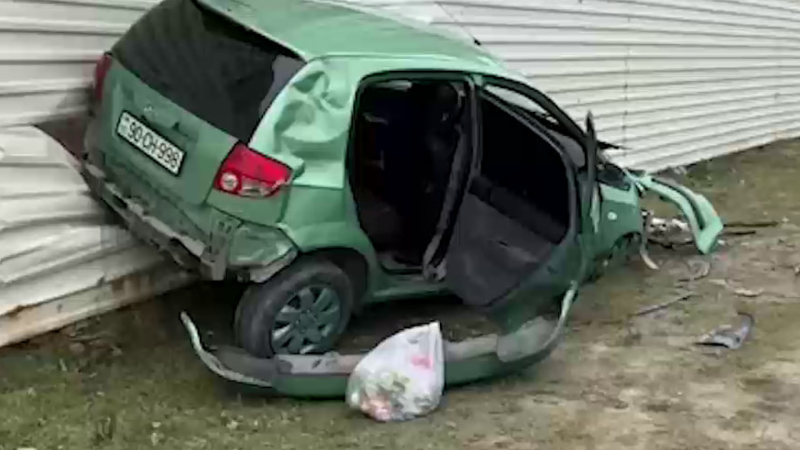 Bulvarda qadın sürücü maşını hasara çırpdı