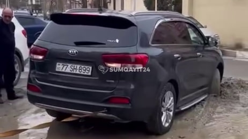Sumqayıtda yol sınağı: Avtomobil palçığa BATDI