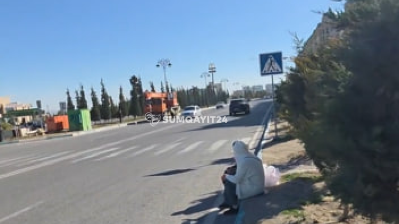 Sumqayıtda yerdə oturub avtobus gözləyən sərnişinlər