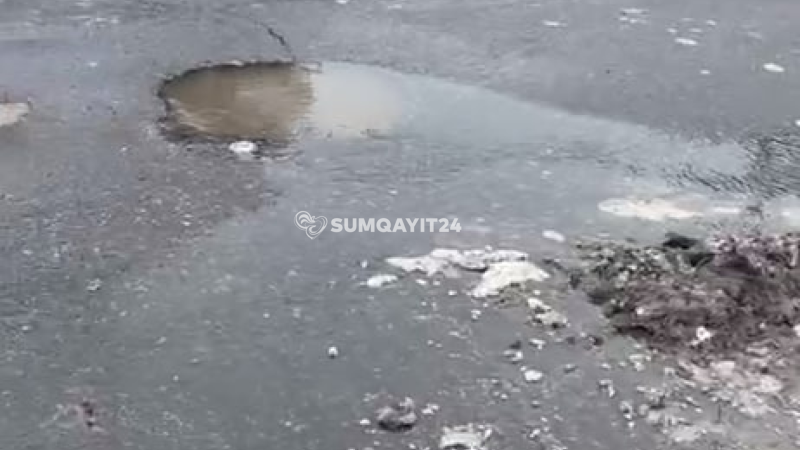 Sumqayıtda küçəni kanalizasiya suları basıb