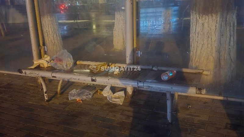 Sumqayıtda dayanacaqda xoşagəlməz mənzərə