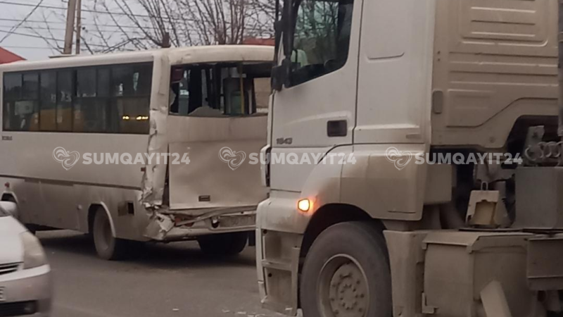 Sarayda qəza : TIR sərnişin avtobusu ilə toqquşdu