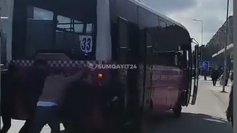 Sumqayıtda bu dəfə vətəndaşlar avtobusu daşıdılar