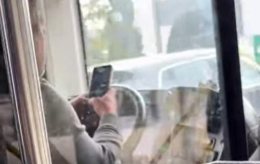 7 nömrənin sürücüsü yol əvəzinə TikTok-a baxdı