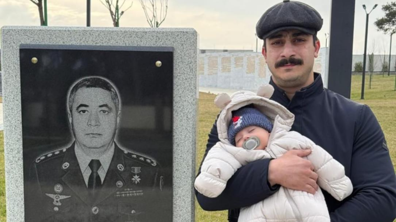 Milli Qəhrəmanın oğlu körpəsi ilə onun məzarına baş çəkib