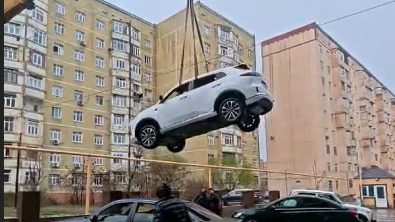 Sumqayıtda çökən yolda maşın belə xilas edildi