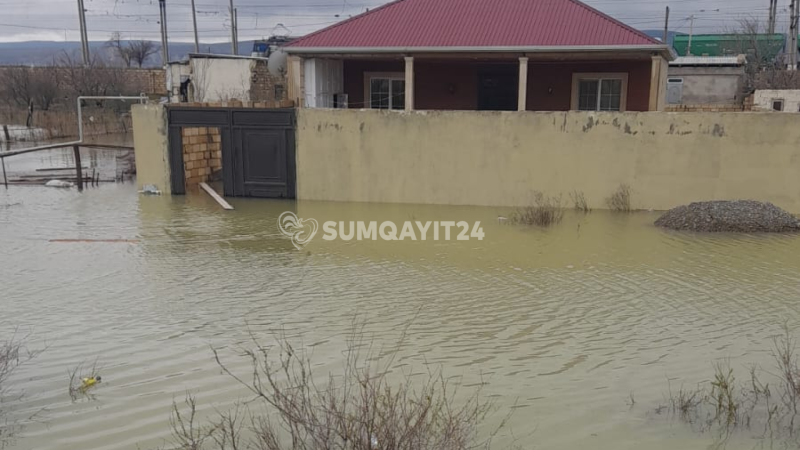 Sumqayıtda boru partladı - Çirkab sular evlərə doldu