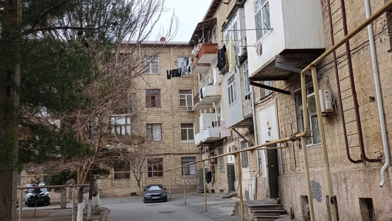 Sumqayıtda yeniyetmə 3-cü mərtəbədən YIXILDI