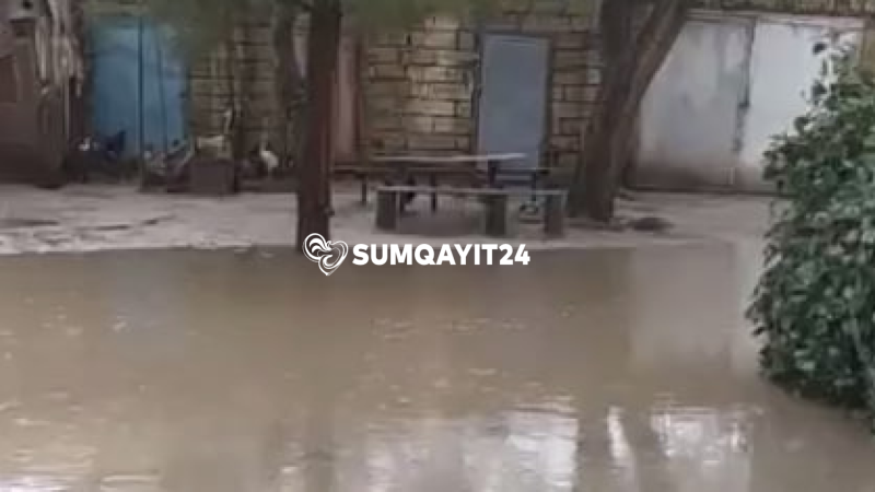 Sumqayıtda yağış həyatı iflic etdi