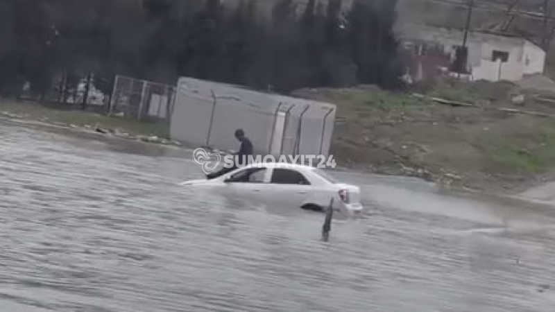 Bakı-Sumqayıt yolunda qalan avtomobil, üstündə gözləyən sürücü