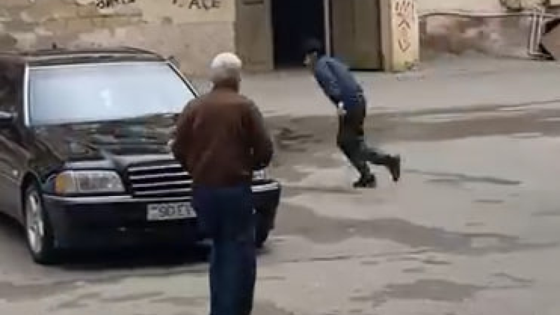 Sumqayıtda DƏHŞƏT - Bıçaqlı şəxs azyaşlıları təhdid edir