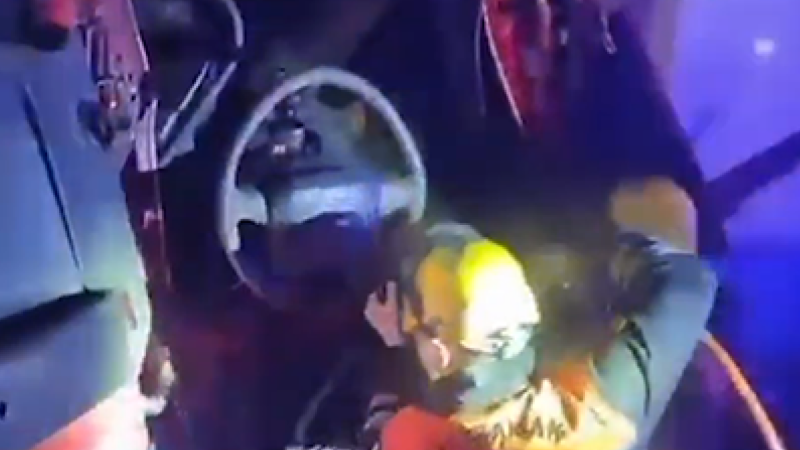 Sumqayıtda yük maşını reklam lövhəsinə ÇIRPILDI