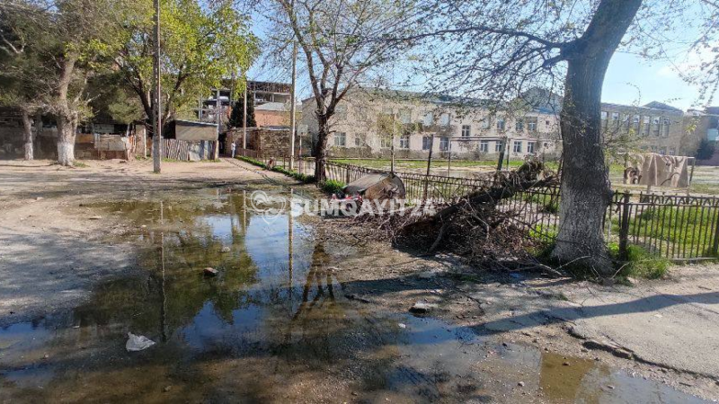 Sumqayıtda məktəbin qarşısında ACINACAQLI DURUM