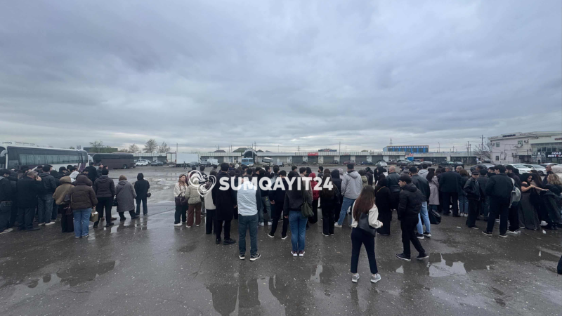 Sumqayıtda saatlarla avtobus gözləyən sərnişinlər - Səbəb nədir?