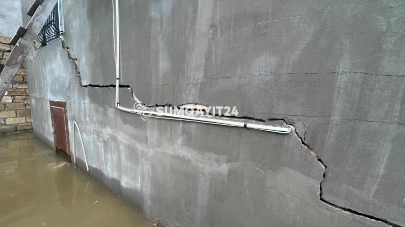 Sumqayıtda ailə çarəsiz durumda: Ev günlərdir suyun içindədir