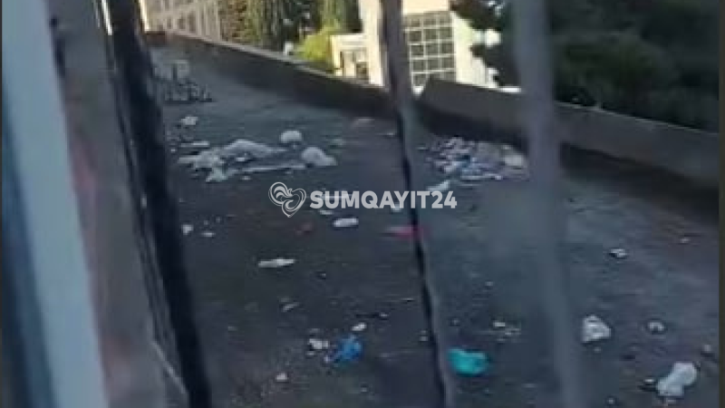 14 mərtəbədə utandıran görüntü - Zibillər pəncərədən atılır