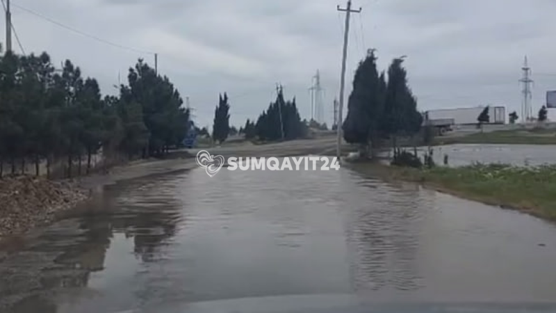 Sumqayıtda Merodan gələn su küçəni iflic etdi
