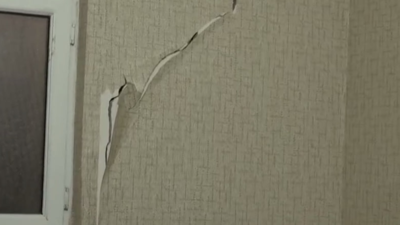 Sumqayıt sakini: Evlər çat verdi və divarlar bir-birindən aralandı