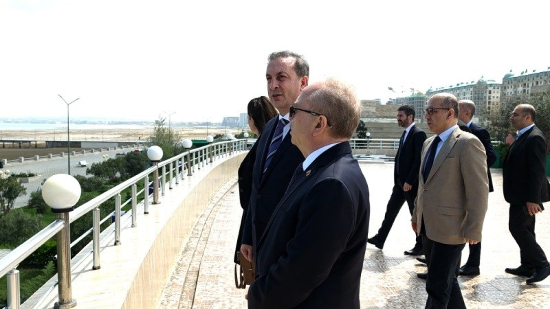 Türkiyənin səfiri Sumqayıt bulvarını gəzib