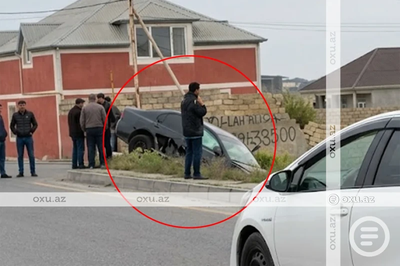 Sumqayıt yolunda maşın çuxura düşdü