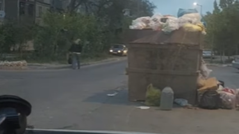 Sumqayıtda biabırçılıq - Zibil konteyneri yolun ortasına qoyulub