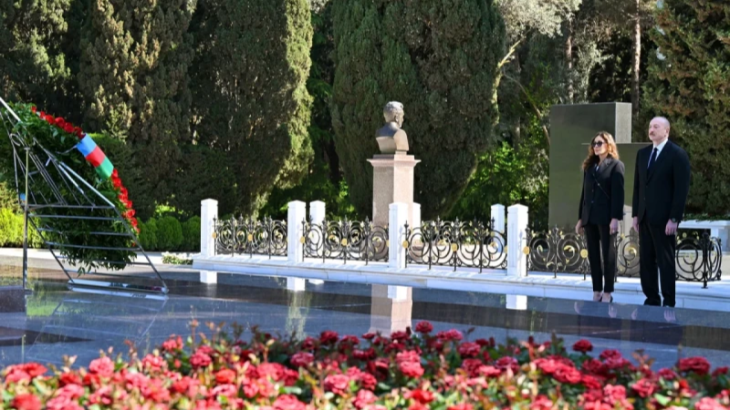 İlham Əliyev və Mehriban Əliyeva Fəxri xiyabanda Ulu Öndər Heydər Əliyevin məzarını ziyarət ediblər