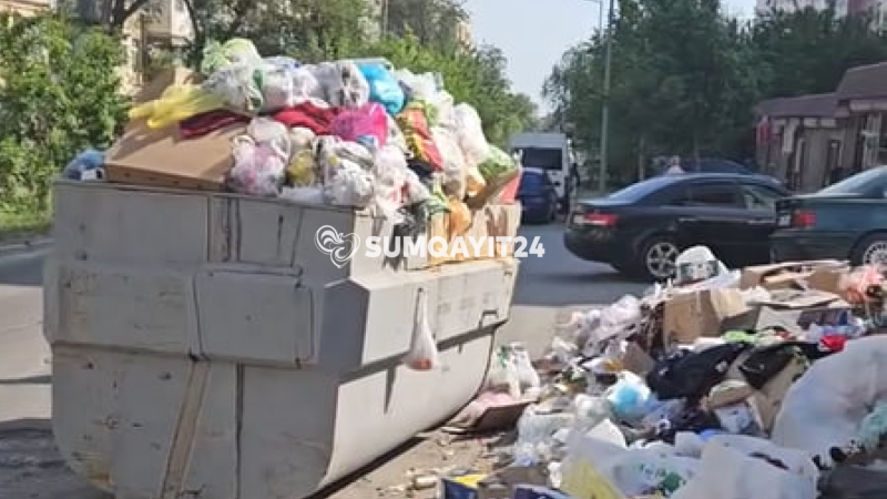 Sumqayıtda zibil səddi: Küçədə hərəkət iflic olur