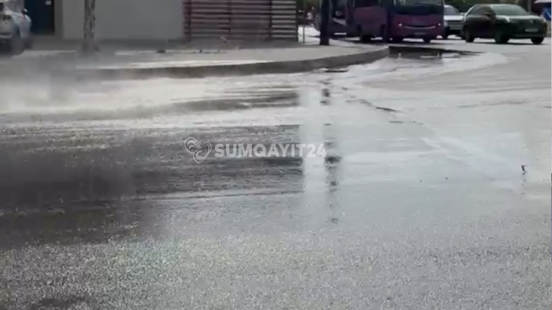 Sumqayıtda küçəni kanalizasiya suları basdı