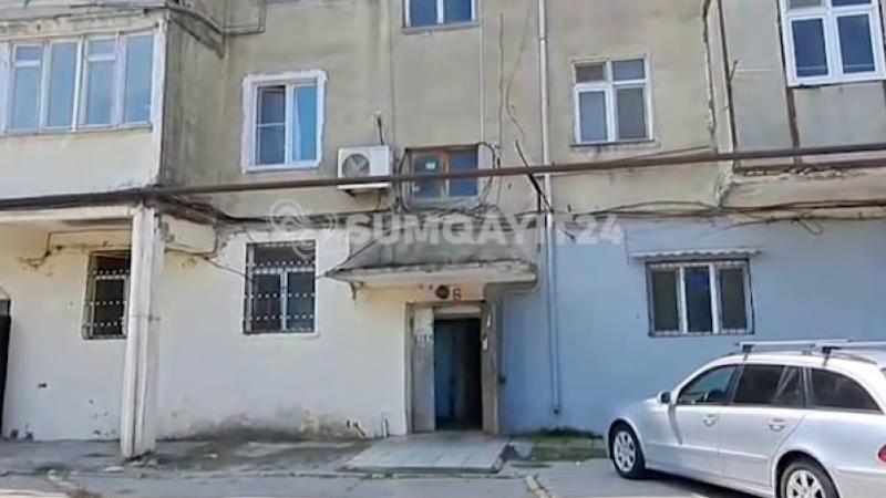 Sumqayıtda təhlükə saçan bina: pilləkənlər dağılıb, divarlar qopub