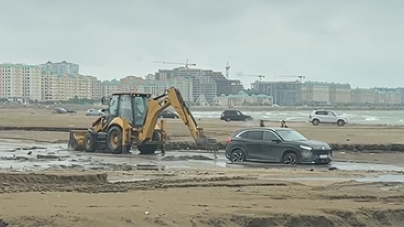 Corat sahilində maşın batıb