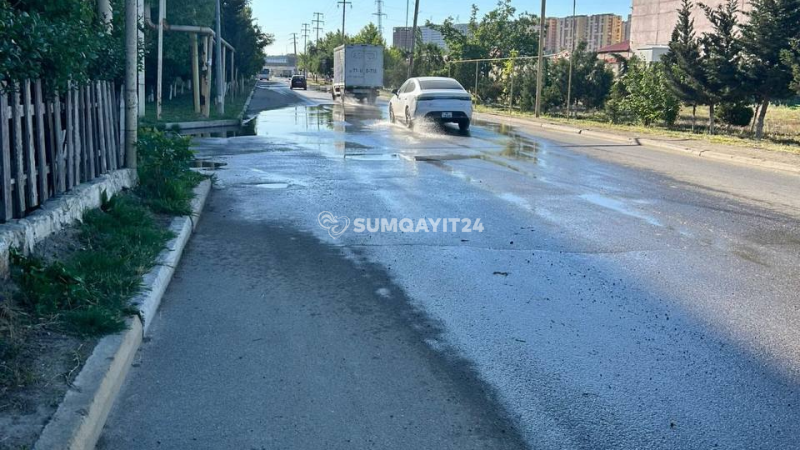Sumqayıtda çirkab sular küçəyə axır