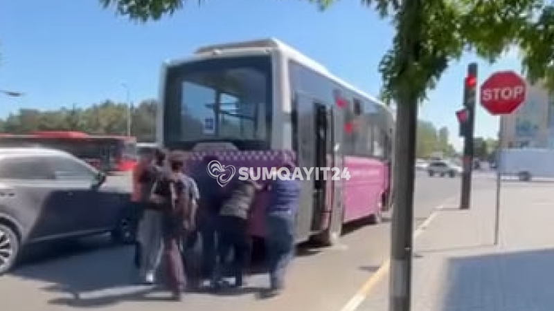 Sumqayıtda biabırçılıq: Avtobusu itələyib hərəkətə gətirdilər