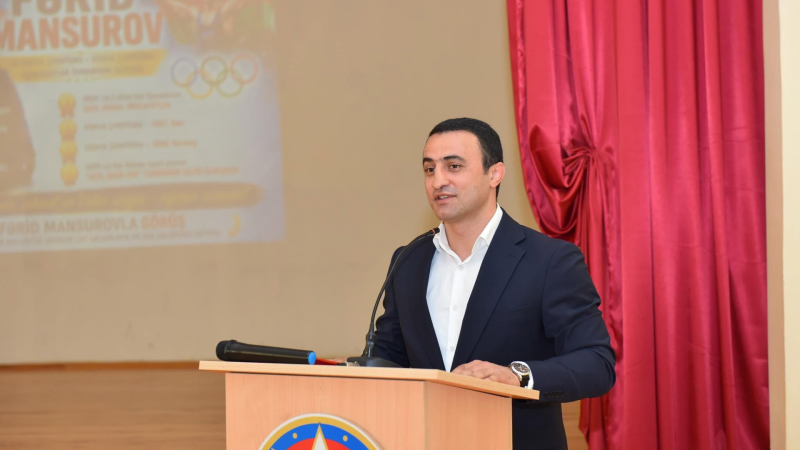 Olimpiya və ikiqat dünya çempionu Sumqayıtda şagirdlərlə görüşüb